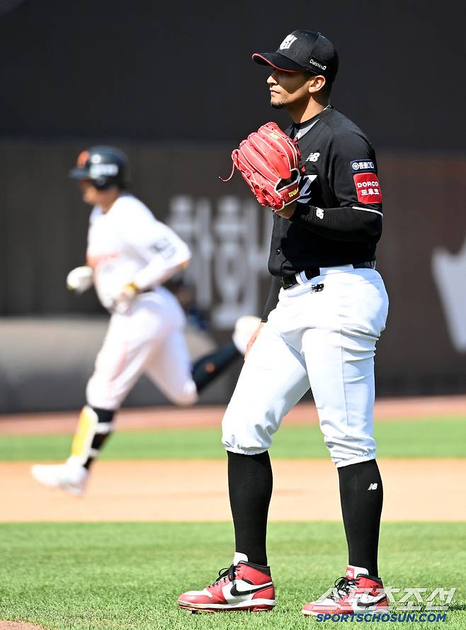 3일 대전 한화생명볼파크에서 열린 KT와 한화의 경기, 5회말 무사 1루 KT 쿠에바스가 한화 이진영에 2점홈런을 내주며 아쉬워하고 있다. 대전=허상욱 기자wook@sportschosun.com/2025.06.03/