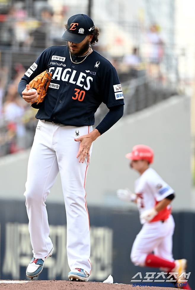 8일 광주 KIA챔피언스필드에서 열린 한화와 KIA의 경기, 1회말 1사 1루 한화 폰세가 KIA 오선우에 역전 2점홈런을 내주며 아쉬워하고 있다. 광주=허상욱 기자wook@sportschosun.com/2025.06.08/