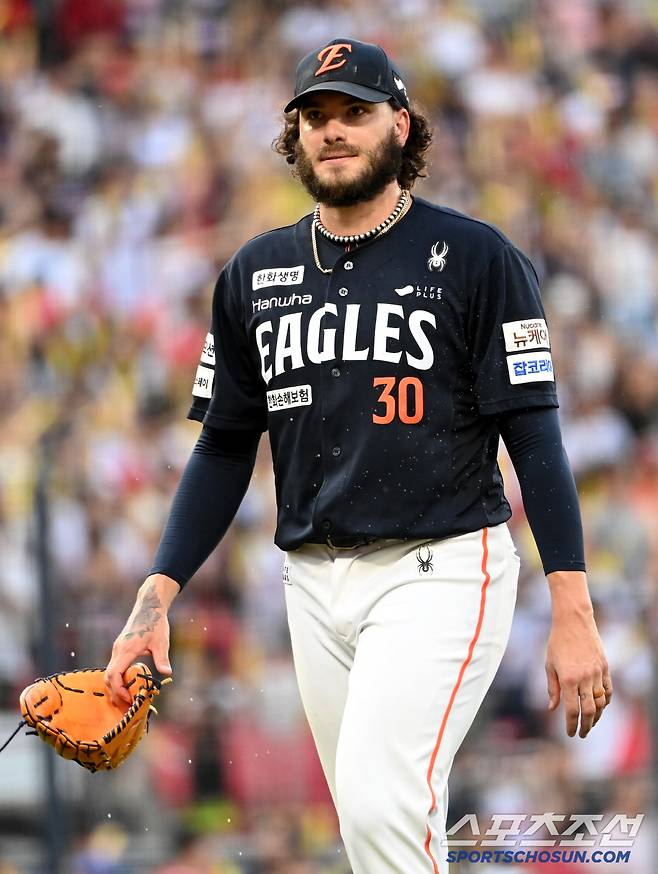 8일 광주 KIA챔피언스필드에서 열린 한화와 KIA의 경기, 6회말 폰세가 마운드를 내려가고 있다. 광주=허상욱 기자wook@sportschosun.com/2025.06.08/