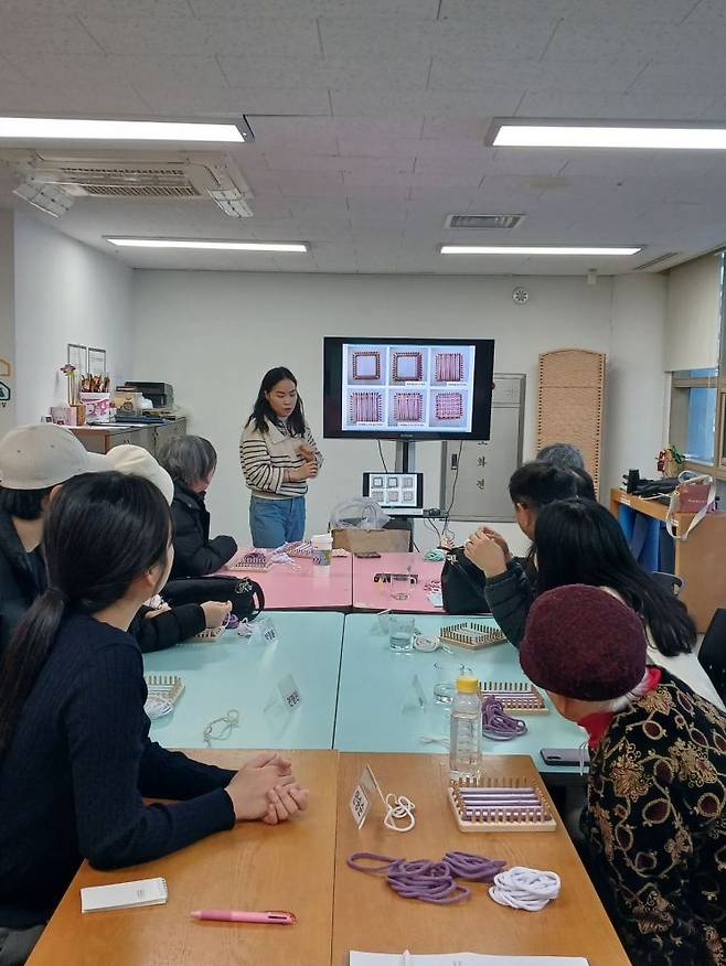 정신건강 재활프로그램 공예활동 모습. 중구 제공.