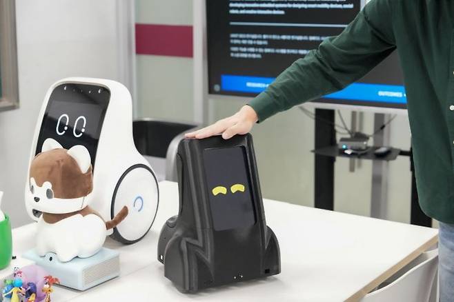 부드럽게 쓰다듬었을 때 로봇이 기쁨을 표현하는 모습.