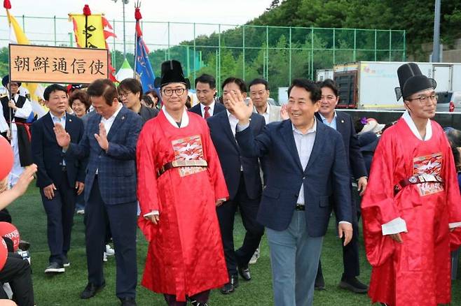 조선통신사 행렬 퍼레이드에 참여한 나동연 양산 시장(오른쪽에서 2번째).