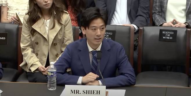 미국 동부 명문 브라운대 2학년생 알렉스 쉬에가 4일 미 의회 청문회에 나가 증언하는 모습./브라운데일리헤럴드
