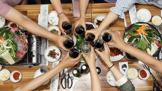 코로나 때부터 회식을 기피하는 풍조가 수년 지속되자, 오히려 회식을 원하는 수요가 젊은 직장인 사이에 늘고 있다. 한 지자체 공무원들이 회식에서 음료로 건배하는 모습. /연합뉴스