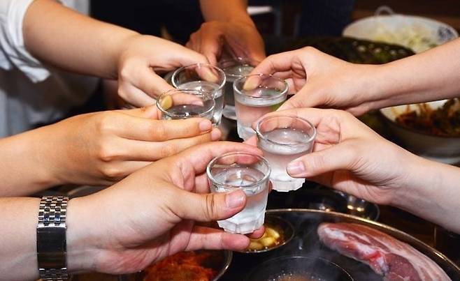 한 기업 직원들의 삼겹살 소주 회식 풍경. /뉴시스