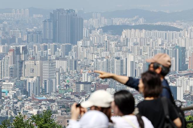 서울과 부산의 아파트 평균 매매가격 격차가 10년 만에 세 배 넘게 벌어진 것으로 나타났다. 사진은 지난 3일 서울 중구 남산에서 바라본 시내 아파트 단지 모습./뉴스1