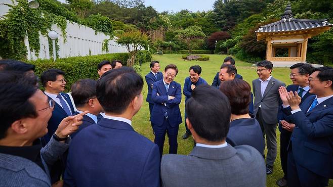 이재명 대통령이 지난 7일 서울 한남동 관저에서 만찬에 참석한 더불어민주당 1·2기 지도부 등 의원들과 대화하고 있다./이재명 대통령 SNS