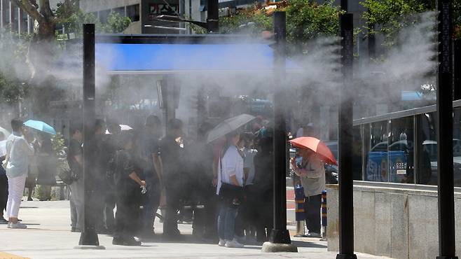 무더운 날씨로 쿨링포그가 가동되고 있는 모습. /뉴스1