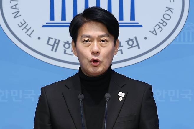 한민수 더불어민주당 대변인이 서울 여의도 국회 소통관에서 국민의힘 제1야당 대표 전담 특위 및 이진우·여인형 접견 관련 브리핑을 하고 있다./뉴스1