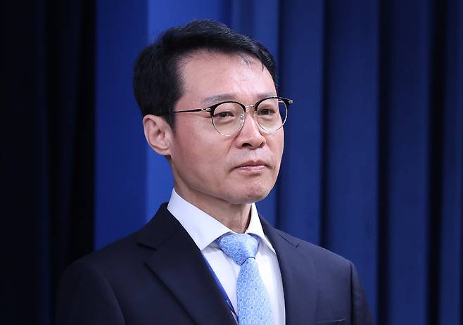 새정부 초대 홍보수석에 임명된 이규연 전 JTBC 대표가 8일 서울 용산구 대통령실 청사에서 열린 수석급 인선 발표 브리핑에 참석하고 있다. /뉴스1