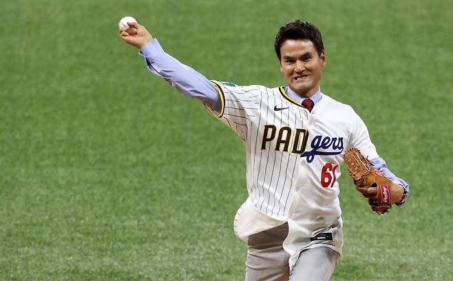 한국인 최초 메이저리거 박찬호(전 LA 다저스 선수)가 지난해 3월 20일 서울 고척스카이돔에서 열린 미국프로야구(MLB) 공식 개막전 LA 다저스 vs 샌디에이고 파드리스 1차전 경기 시작 전 시구를 하고 있다. /뉴스1