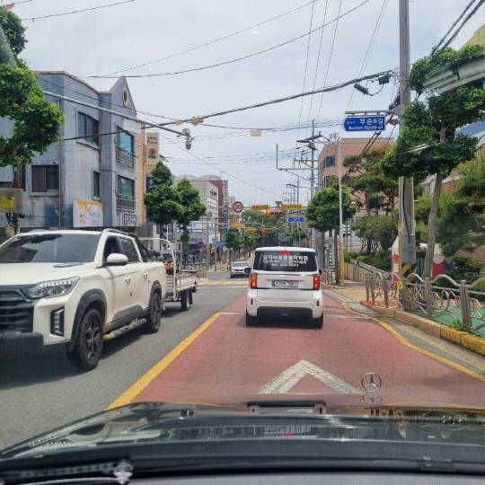 6일, 학돌초등학교 앞 교차로. 실질적인 차량이나 보행자 통행이 거의 없는 상황임에도 평일과 동일한 신호 주기가 유지돼 운전자 불편을 초래했다는 지적이 나왔다. 독자 제공