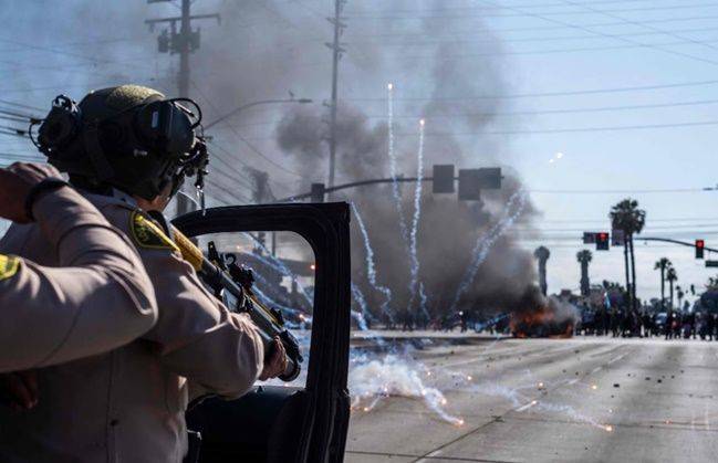 7일(현지시간) 미국 캘리포니아주 로스앤젤레스(LA)에서 불법 이민자 단속 반대 시위대와 이민 당국 요원들이 대치하고 있다. ⓒ AFP/연합뉴스