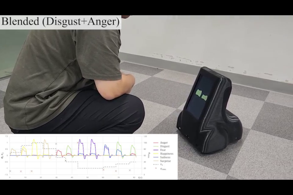 이희성 울산과학기술원(UNIST)&nbsp;디자인학과 교수팀은 감정을 눈과 움직임으로 표현하고 그 반응이 시간에 따라 변화하는 적응형 로봇 기술을 개발했다. 개발한 로봇이 작동하는 모습. UNIST 제공