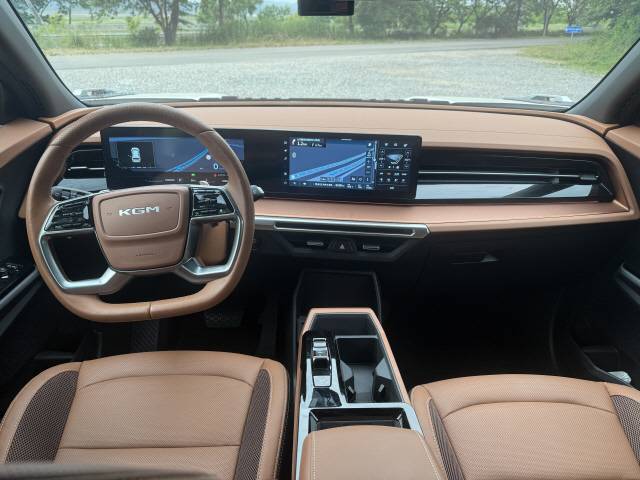 송풍구와 비상등 외 대부분의 조작 버튼이 디스플레이 안으로 들어가 깔끔해진 1열 모습.