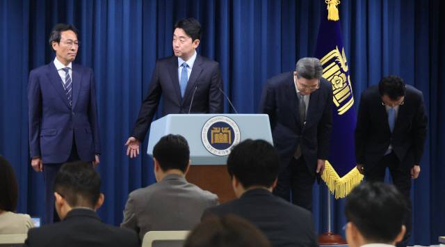 강훈식 대통령 비서실장이 8일 용산 대통령실에서 정무, 홍보, 민정 수석을 소개하고 있다. 왼쪽부터 우상호 정무수석, 강 비서실장, 오광수 민정수석, 이규연 홍보소통수석. 연합뉴스.