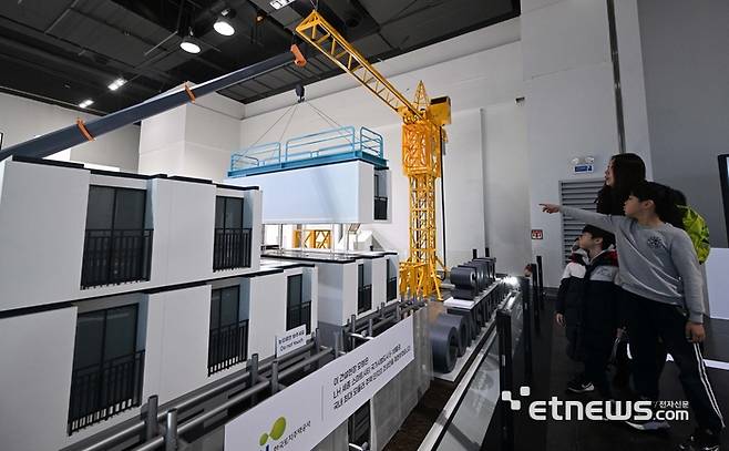 국립과천과학관과 한국토지주택공사가 건설 기술을 주제로 어린이와 청소년들의 탐구심을 자극하고 미래 인재 개발에 기여하기 위한 특별전을 선보이고 있다. 18일 경기 과천시 국립과천과학관에서 열린 '건설 분야 특별전시, 공간의 과학'에서 관람객이 에너지와 탄소배출을 줄일 수 있는 모듈러 주택 건축방식 전시물을 살펴보고 있다. 김민수기자 mskim@etnews.com