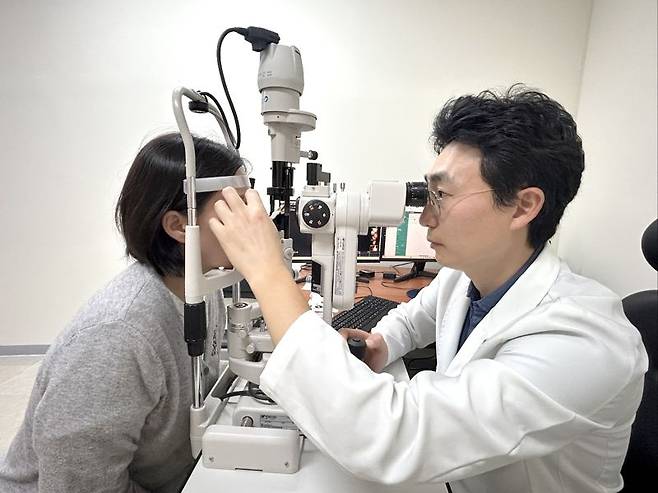 정근안과병원 장영준 원장의 외래 진료 모습. 정근안과병원 제공