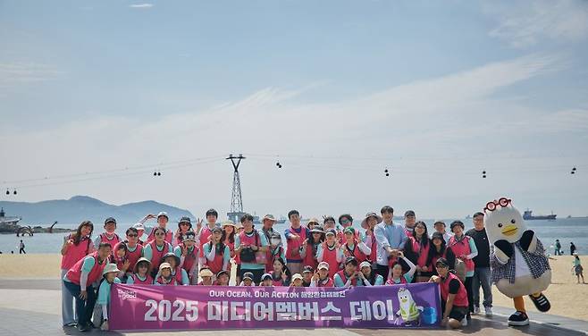 지난 7일 송도해수욕장에서 열린 '2025 제1회 미디어멤버스 데이' 참석자들이 단체 기념사진을 촬영하고 있다. 부산시 제공