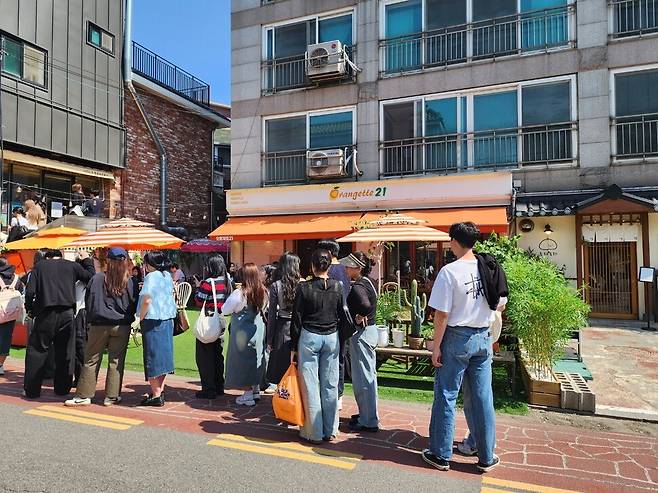 다세대 주택가에 개성 있는 공방, 카페, 식당 등이 있는 망리단길은 엠지(MZ)세대들의 핫플레이스로 손꼽힌다. 허윤희 기자