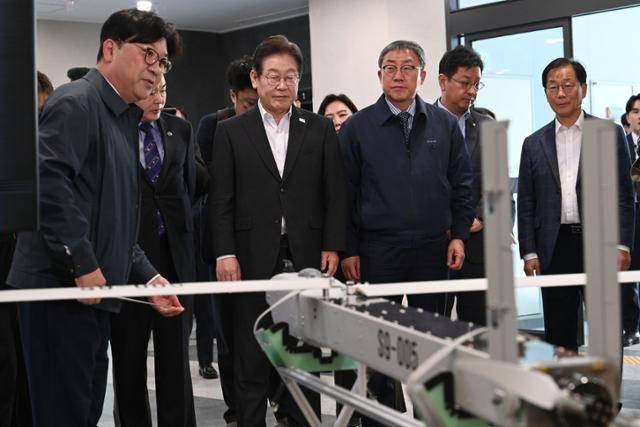 이재명 대통령이 더불어민주당 대선 경선 후보 시절이던 4월 17일 대전 유성구 국방과학연구소를 방문해 인공지능(AI) 기반 무인체계 연구개발 현장을 둘러보고 있다. 국회사진기자단
