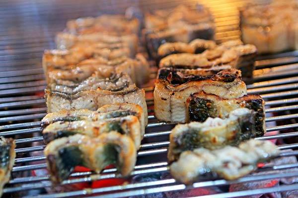 장어는 유기산이​ 있는 복숭아, 사과, 포도 등과는 함께 먹지 않는 게 좋다. 장에 자극을 줘 장어의 지방이 소화되는 것을 방해한다./사진=클립아트코리아