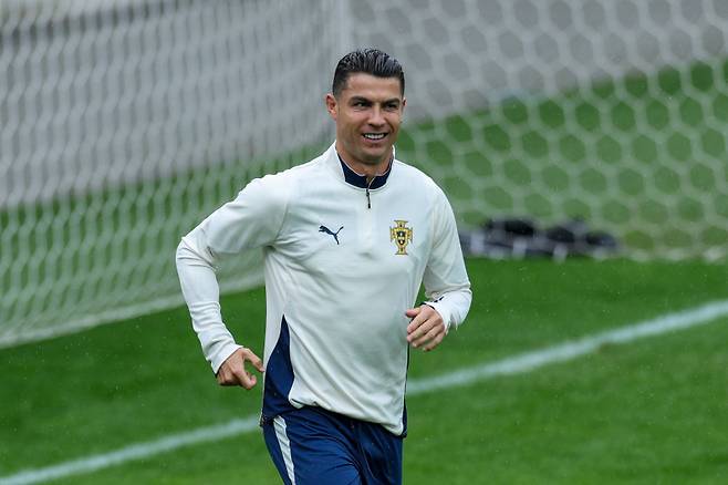 <yonhap photo-1395=""> epa12162537 Portugal soccer player Cristiano Ronaldo during the training session of the team in Munich, Germany, 07 June 2025. Portugal will face Spain in the UEFA Nations League final soccer match on 08 June 2025 in Munich. EPA/MIGUEL A. LOPES/2025-06-08 05:46:48/ <저작권자 ⓒ 1980-2025 ㈜연합뉴스. 무단 전재 재배포 금지, AI 학습 및 활용 금지></yonhap>