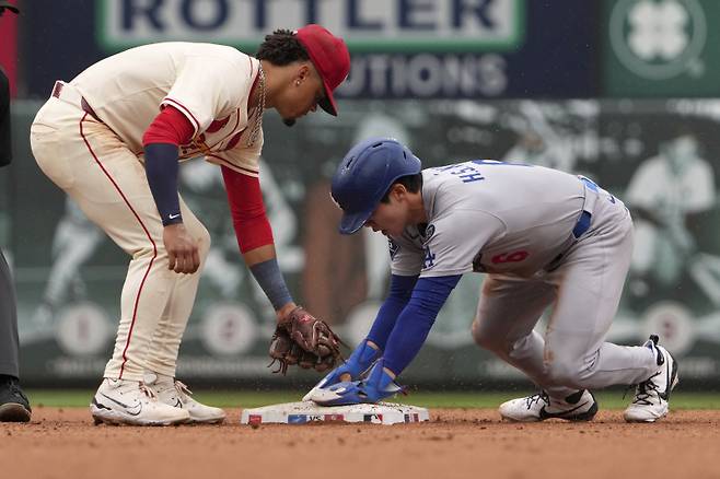 <yonhap photo-2160=""> Los Angeles Dodgers' Hyeseong Kim, right, is safe at second for a stolen base ahead of the tag from St. Louis Cardinals shortstop Masyn Winn during the fifth inning of a baseball game Saturday, June 7, 2025, in St. Louis. (AP Photo/Jeff Roberson)/2025-06-08 06:24:00/ <저작권자 ⓒ 1980-2025 ㈜연합뉴스. 무단 전재 재배포 금지, AI 학습 및 활용 금지></yonhap>