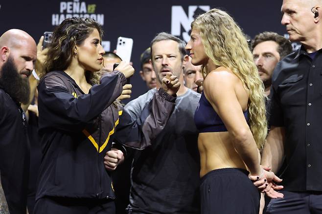 줄리아나 페냐 vs 케일라 해리슨 페이스오프. 사진=UFC