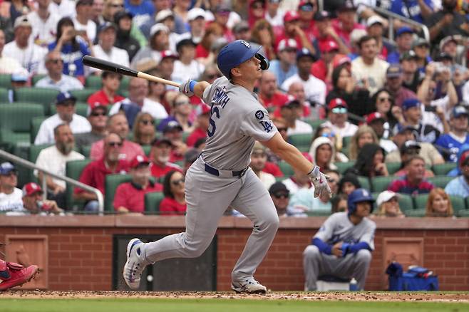 Los Angeles Dodgers' Will Smith flies out with the bases loaded to end the top of the third inning of a baseball game against the St. Louis Cardinals Saturday, June 7, 2025, in St. Louis. (AP Photo/Jeff Roberson)/2025-06-08 06:28:42/ <저작권자 ⓒ 1980-2025 ㈜연합뉴스. 무단 전재 재배포 금지, AI 학습 및 활용 금지>