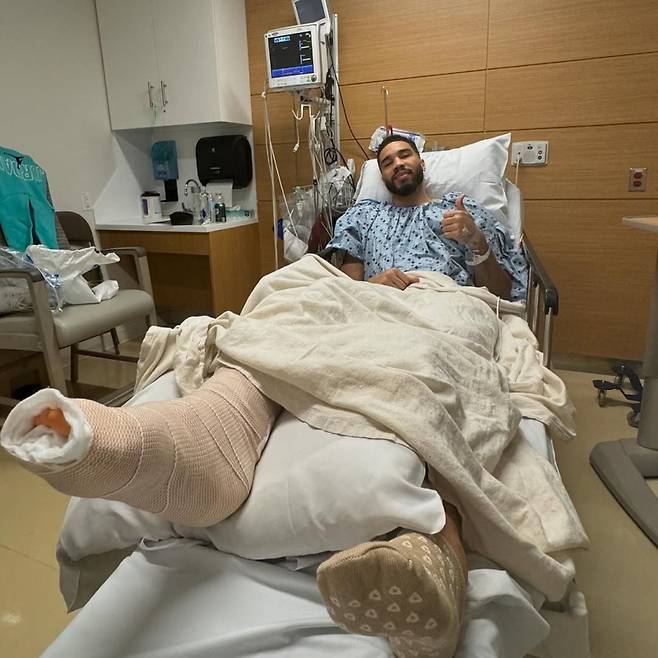 지난달 15일 오른 아킬레스건 수술 뒤 근황을 전한 테이텀의 모습. 사진=테이텀 SNS