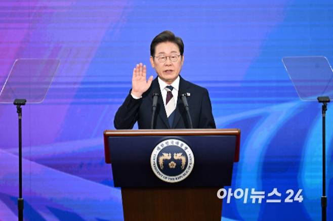 이재명 대통령이 4일 오전 국회 로텐더홀에서 열린 제21대 대한민국 대통령 취임 선서를 하고 있다. [사진=곽영래 기자]