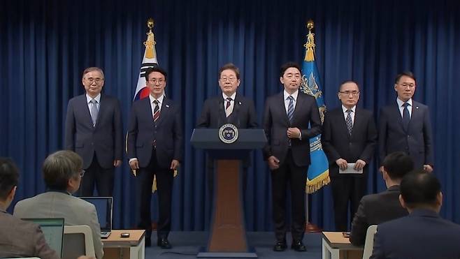 이재명 대통령이 지난 4일 서울 용산 대통령실 브리핑룸에서 첫 내각 인선을 발표하는 모습. 왼쪽부터 국정원장 후보자, 국무총리 후보자, 대통령, 비서실장(강훈식), 안보실장(위성락), 경호처장(황인권). (SBS 캡처)