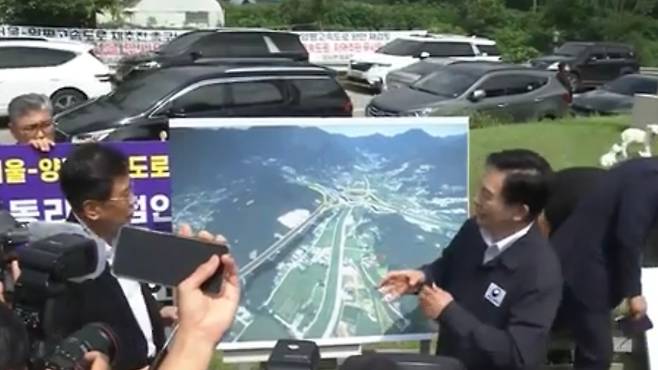2023년 7월 27일, 당시 원희룡 국토교통부 장관(오른쪽)이 경기도 양평군 강상면 서울-양평 고속도로 대안노선 종점 인근을 찾아 현장 점검을 하고 있다. (SBS 캡처)