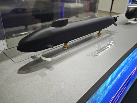 마덱스 2025에서 한화오션이 선보인 미래형 잠수함. 겉모습이 영국의 차세대 공격형 핵잠과 상당히 비슷하다는 평가다. 한화오션은 핵동력 탑재 가능성에 대해 부인하지 않고 있다. 김민석 에비이이션위크 특파원