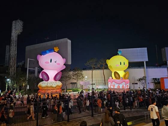 대전 한화생명 볼파크 앞에 꿈돌이와 꿈순이 캐릭터가 설치돼 있다. 사진 대전시