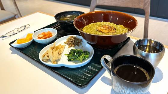 수락휴 레스토랑 '씨즌 서울 바이 홍신애'가 제공하는 조식 메뉴 중 하나인 전복죽. 문희철 기자