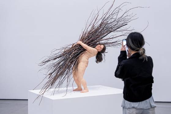 실제보다 작은 크기로 초현실적이기까지 한 '나뭇가지를 든 여인'(2009). 사진 국립현대미술관