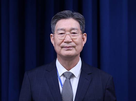 새정부 초대 민정수석에 임명된 오광수 변호사가 8일 서울 용산구 대통령실 청사에서 열린 수석급 인선 발표 브리핑에 참석하고 있다. 뉴스1