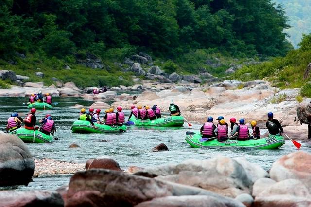 ▲ ‘래프팅 1번지’ 인제 내린천에서 지난 7일 올해 첫 래프팅이 진행됐다. 관광객들이 거친 물결이 주는 짜릿함과 긴장감을 즐기고 있다. 인제군 제공