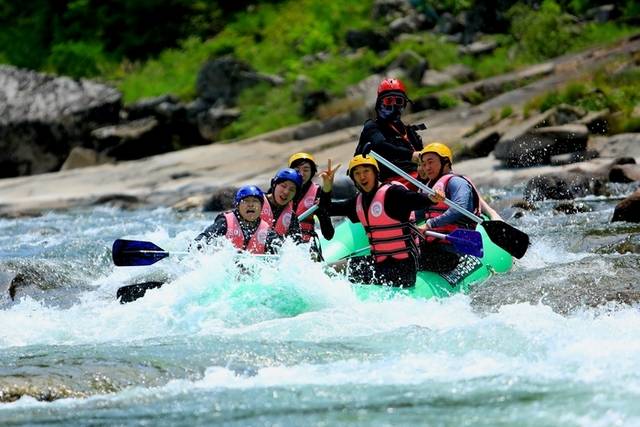▲ ‘래프팅 1번지’ 인제 내린천에서 지난 7일 올해 첫 래프팅이 진행됐다. 관광객들이 거친 물결이 주는 짜릿함과 긴장감을 즐기고 있다. 인제군 제공