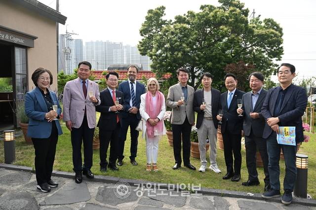 ▲ ‘2025 제5회 챠오! 이탈리아(Ciao! Italia)’ 공식 만찬 행사가 지난 7일 세계주류마켓에서 육동한 시장, 에밀리아 가토 주한이탈리아 대사, 신경호 교육감, 허영 국회의원, 경민현 강원도민일보 사장 등이 참석한 가운데 열렸다. 김정호