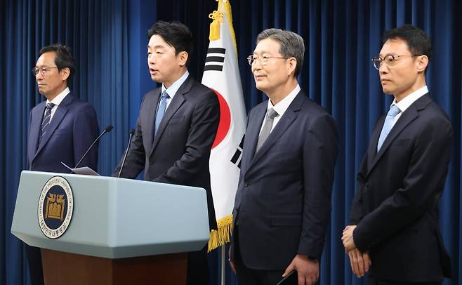 강훈식 대통령 비서실장이 정무,홍보,민정 수석 인선을 발표하고 있다. 왼쪽부터 우상호 정무수석, 강 비서실장, 오광수 민정수석, 이규연 홍보소통수석. 사진=연합뉴스