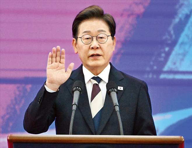 이재명 대통령이 4일 국회에서 제21대 대통령 취임 선서를 하고 있다. 이 대통령은 취임사에서 “모든 국민을 아우르고 섬기는 ‘모두의 대통령’이 되겠다”고 강조했다. 사진=한경DB