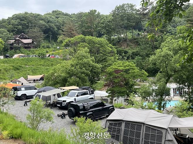 ‘데스티네이션 디펜더’ 행사가 열린 충북 진천의 한 캠핑장에 디펜더 차들이 모여 있다. 권재현 선임기자
