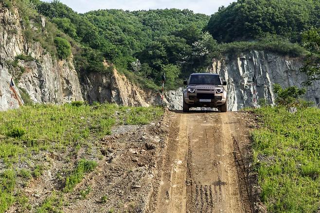 올 뉴 디펜더 옥타가 짜릿한 각도의 비탈길을 내려오고 있다. 플랫컴 제공