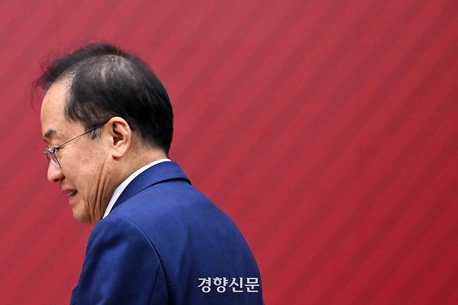홍준표 전 대구시장이 지난 4월29일 서울 여의도 국민의힘 당사에서 열린 제21대 대통령 후보자 국민의힘 3차 경선 진출자 발표 행사에서 이동하고 있다. 국회사진기자단