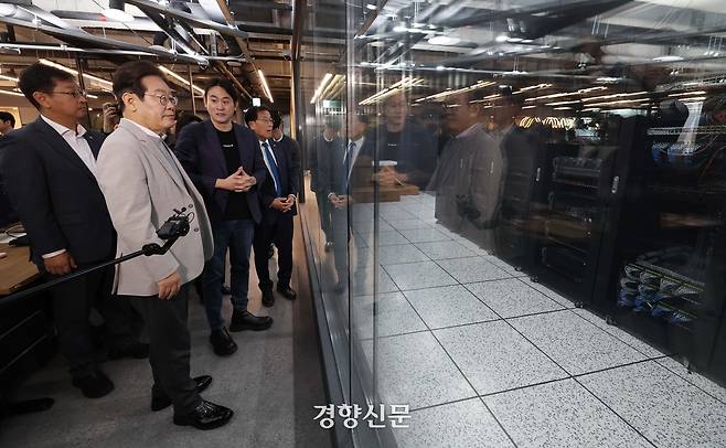 이재명 대통령이 대선후보 시절인 지난 4월14일 서울 강남구 퓨리오사AI를 찾아 백준호 대표에게 서버에 관한 설명을 듣고 있다. 국회사진기자단
