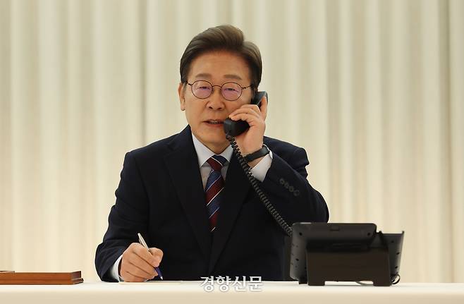 이재명 대통령이 지난 6일 저녁 서울 한남동 관저에서 도널드 트럼프 미국 대통령과 전화 통화를 하기 위해 수화기를 들고 있다. 대통령실사진기자단