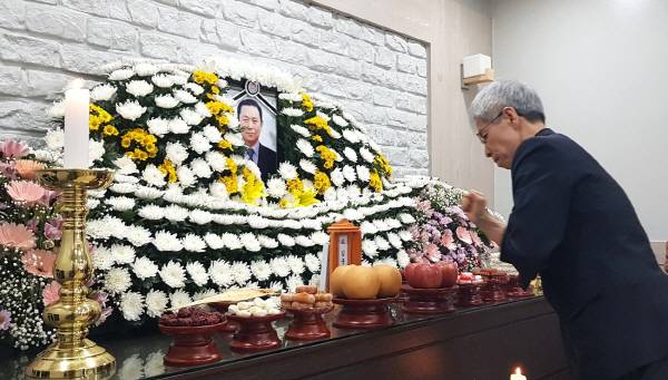 제21대 대선 당일인 지난 3일 민주노동당 권영국  후보가 충남 태안화력발전소에서 작업 중 숨진 고 김충현 노동자 빈소를 찾아 조문하고 있다. 연합뉴스